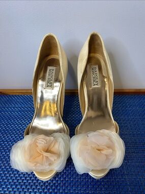Badgley Mischka satin pumps, sz. 8, pre-owned, worn once